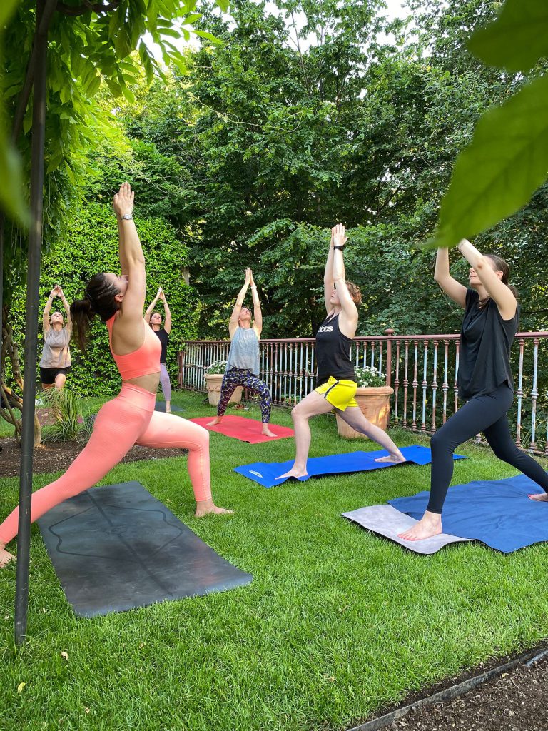 Esercizi di yoga nel parco